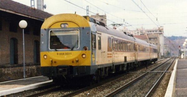 RENFE, elektrischer Triebzug der Reihe 444-500, Triebzug 444-503 in Estrella-Farbgebung